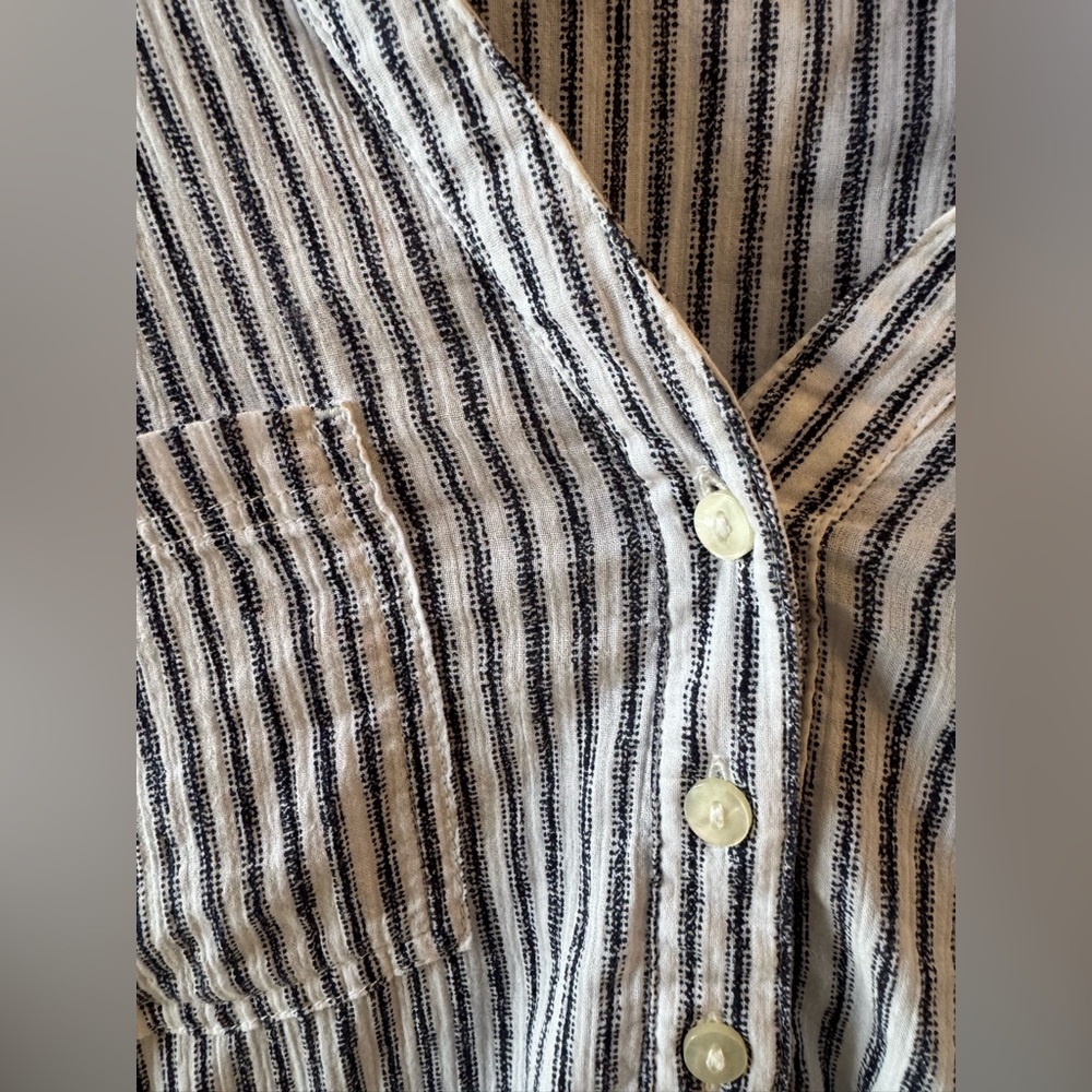Carve Designs 100% Cotton White & Navy Button Top - Picture 2 of 4